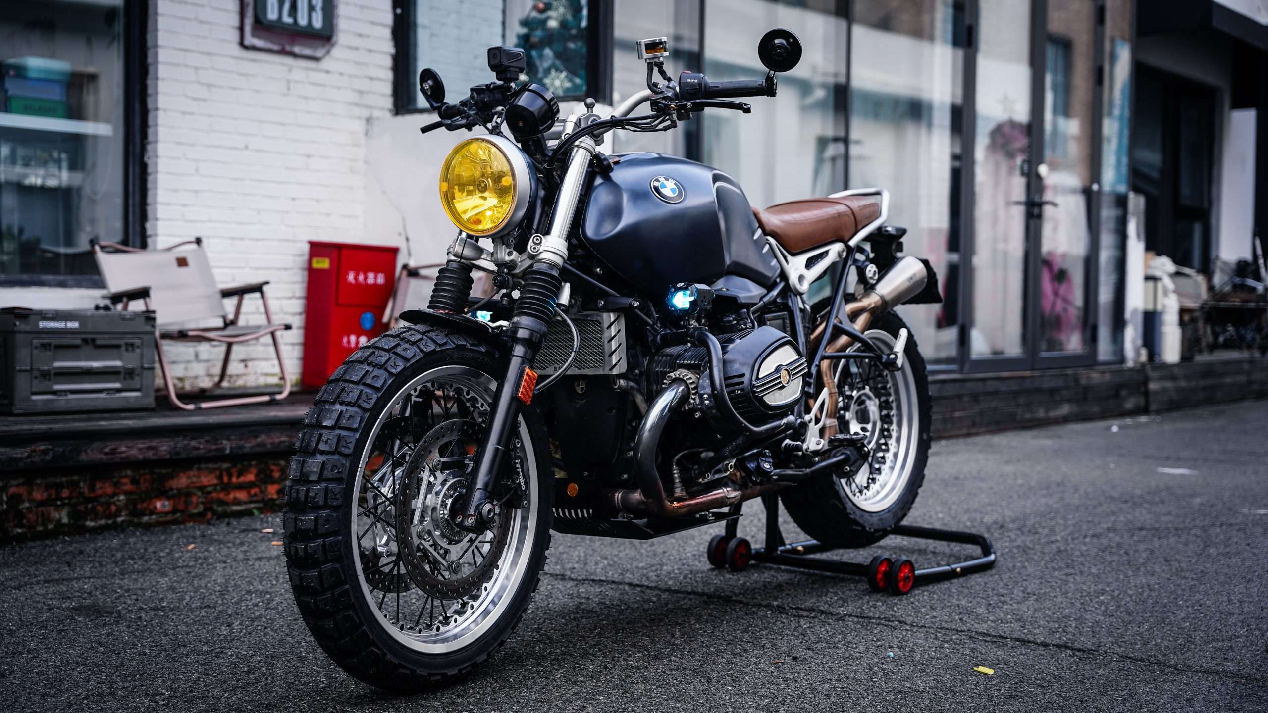 BMW R nineT fitted with vintage-style tubeless wire-spoked motorcycle wheels